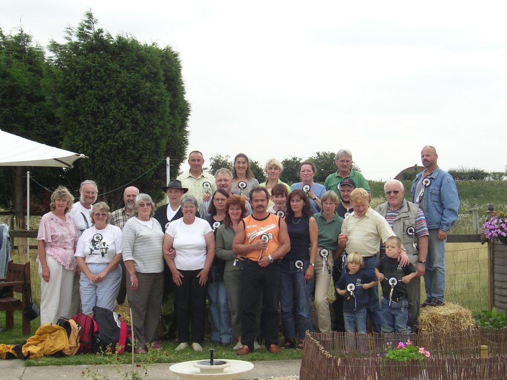 Zufriedene Besucher und ihre Gastgeber